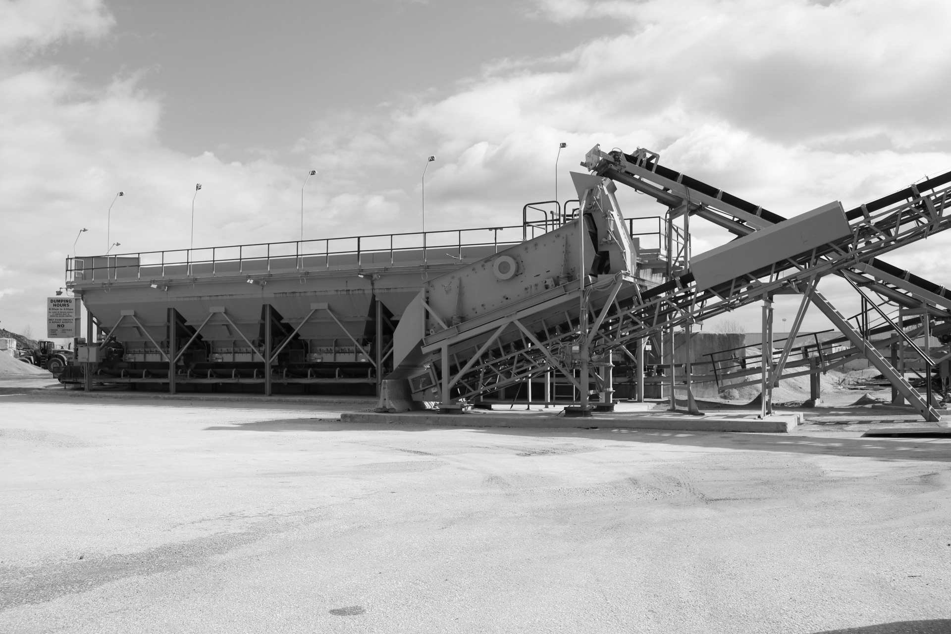 Asphalt manufacturing plant with conveyor belts and processing equipment