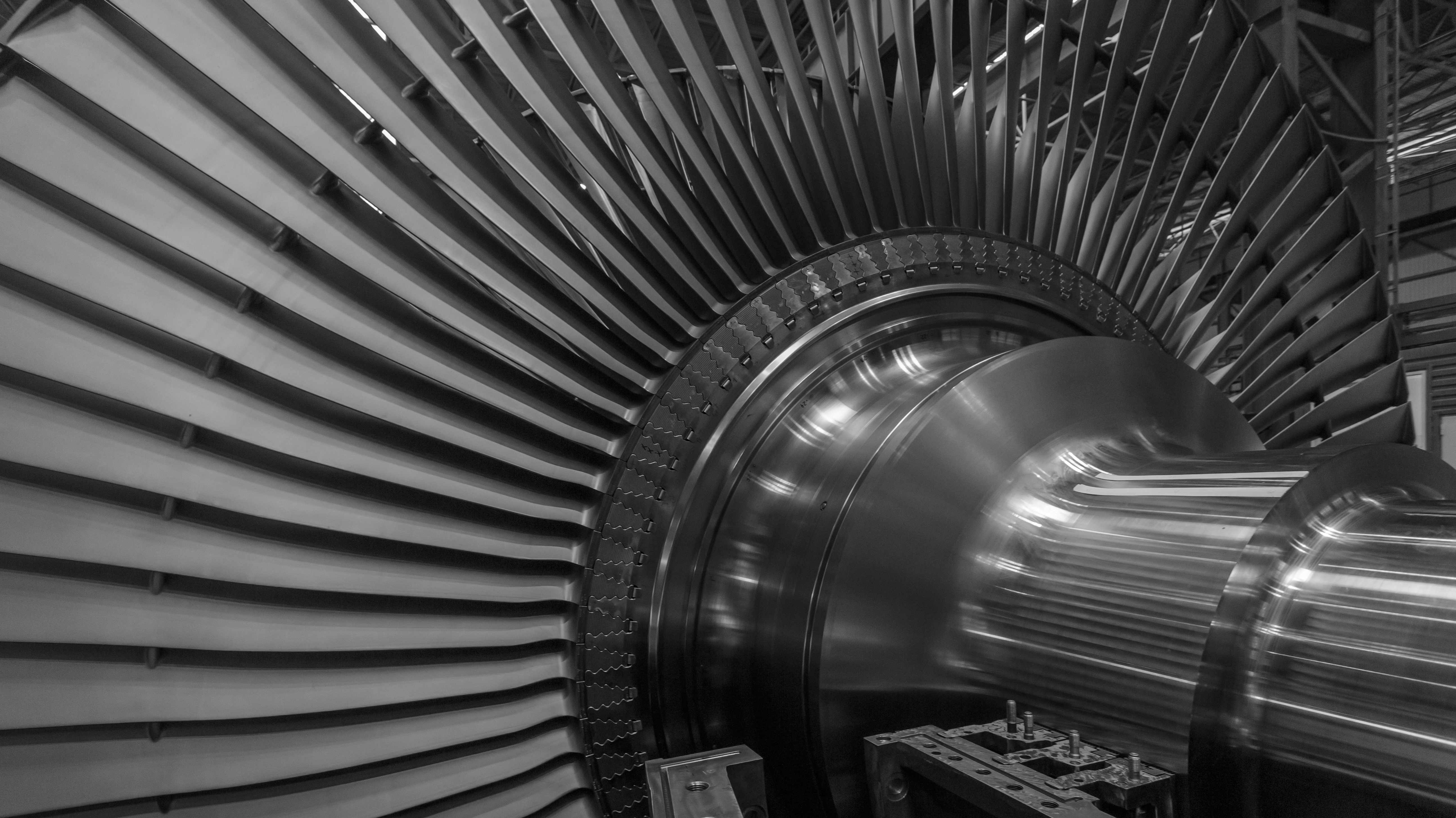 Industrial gas turbine rotor with blade arrays for power generation